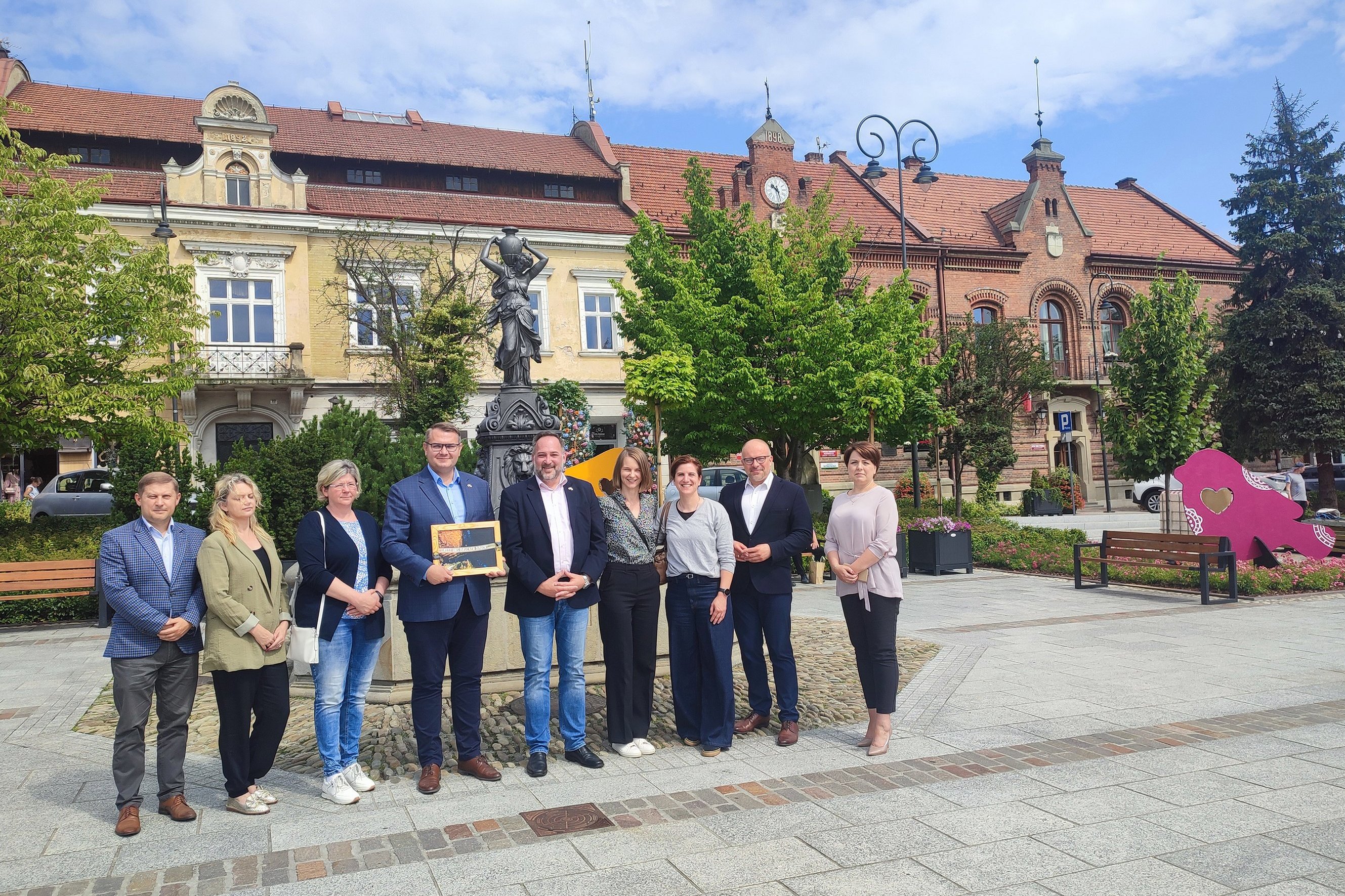 Delegation auf dem Rathausplatz in Myslenice, Polen