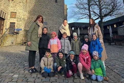Eine Gruppe von Vorschüler*innen vor der Burg Altena.