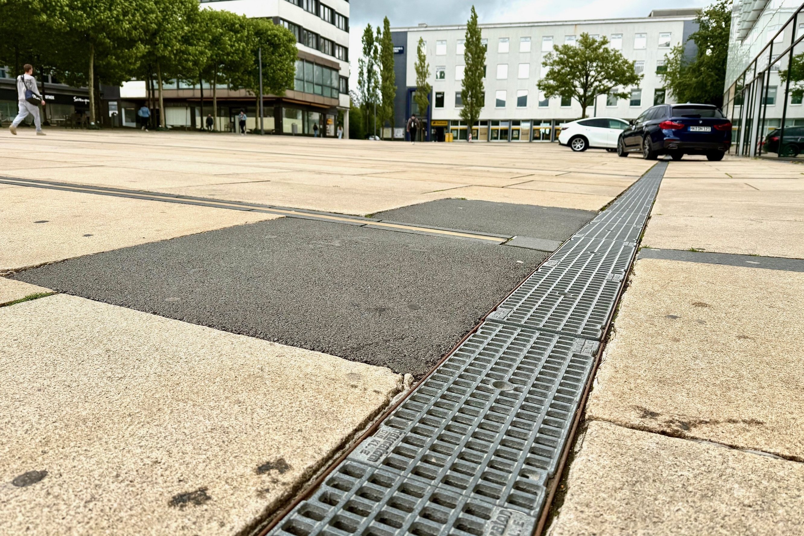 An dieser Stelle des Rathausplatzes fehlen zwei Granitplatten. Die Lücken wurden provisorisch mit Asphalt aufgefüllt.