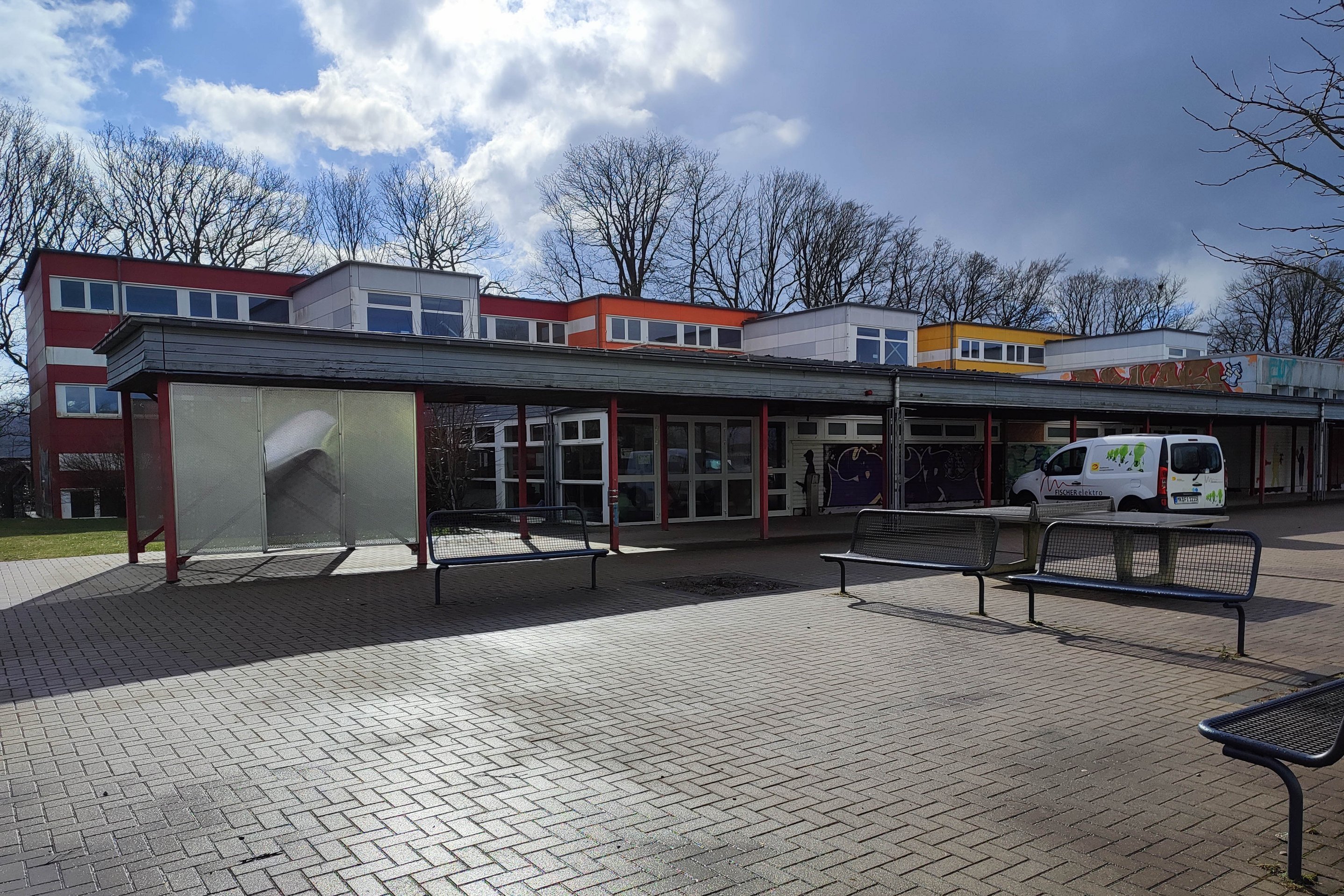 Ein Blick auf die Vorderfront der Grundschule Lösenbach. 