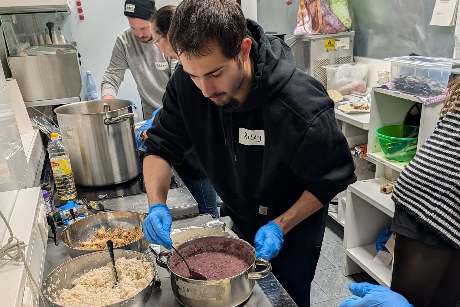 Riley Cooper, Quarterback und Team Captain der Lüdenscheid Lightnings, in der Küche des Café Navi.. 