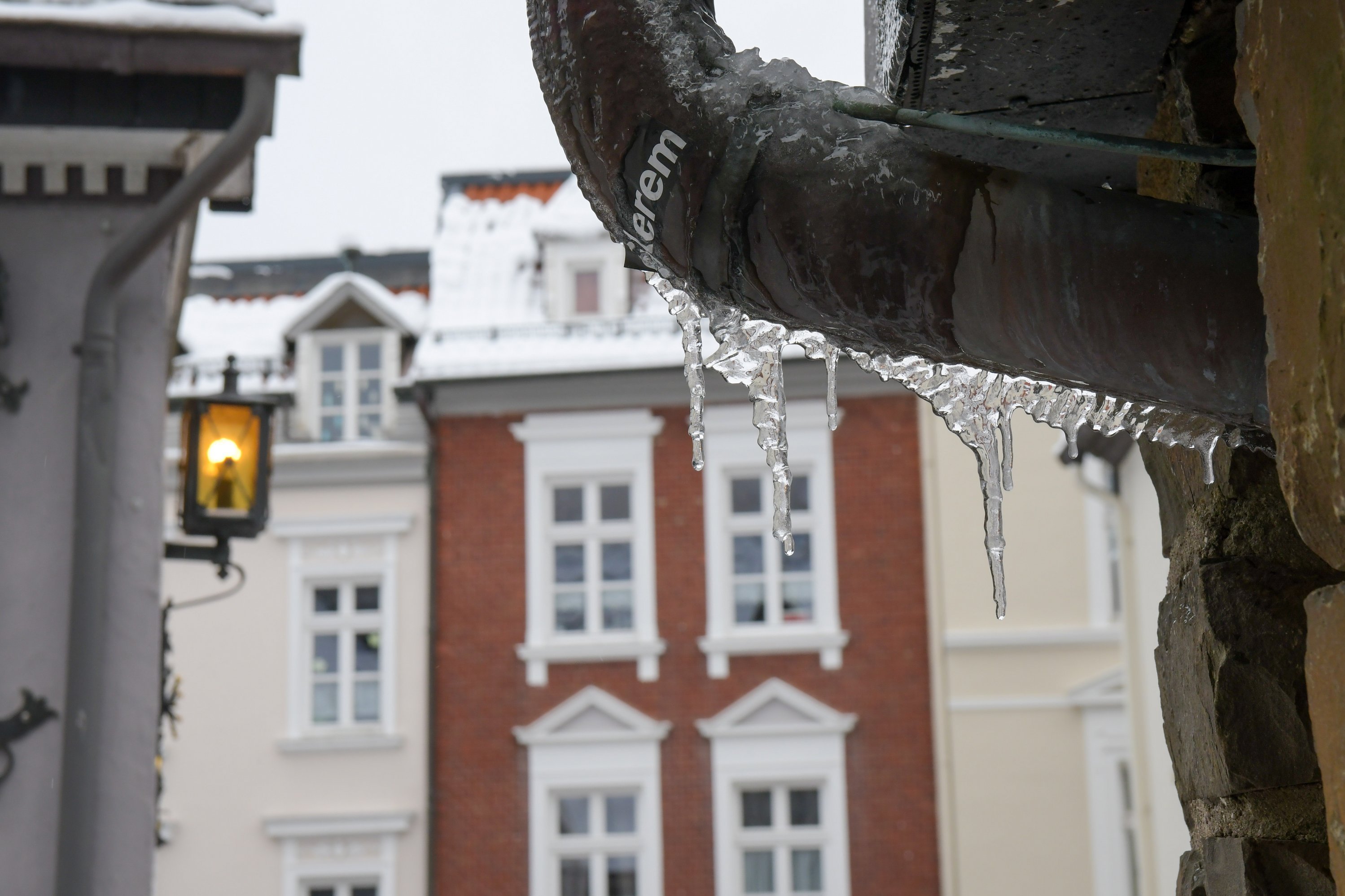 Eiszapfen an einer Regenrinne in der Altstadt
