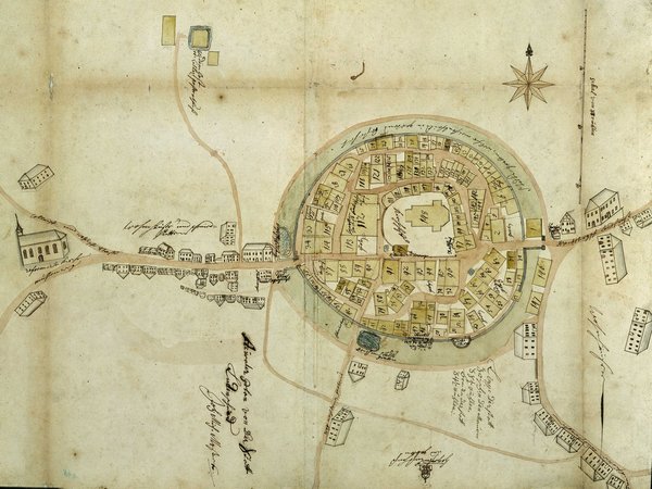 Das Foto zeigt den sogenannten Moser-Plan, einen Stadtplan von 1723, mit ringförmig angelegter Altstadt und Stadtgraben
