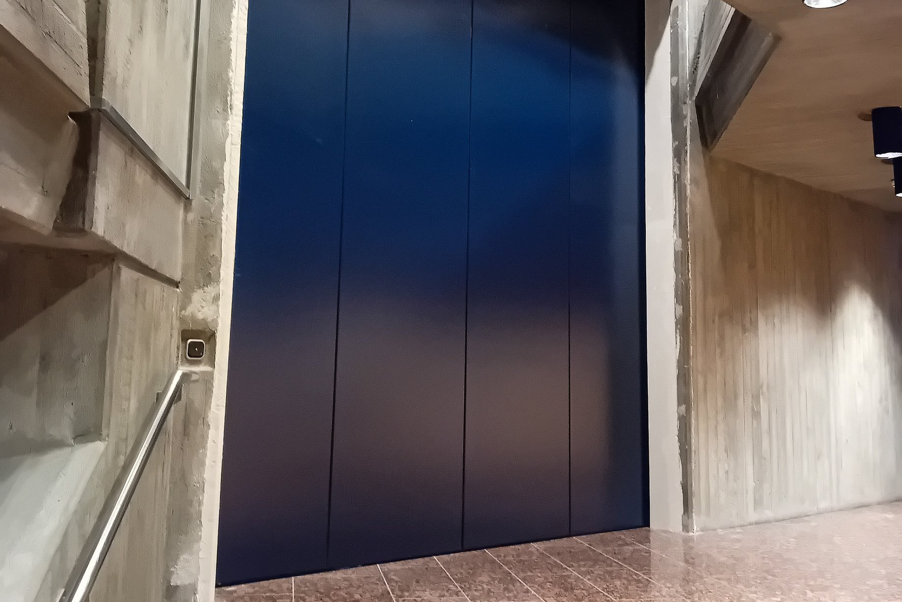 Die Installation das neue dunkelblaue Brandschutztores im Kulturhaus ist abgeschlossen. Jetzt stehen die Putz- und Malerarbeiten noch aus. 