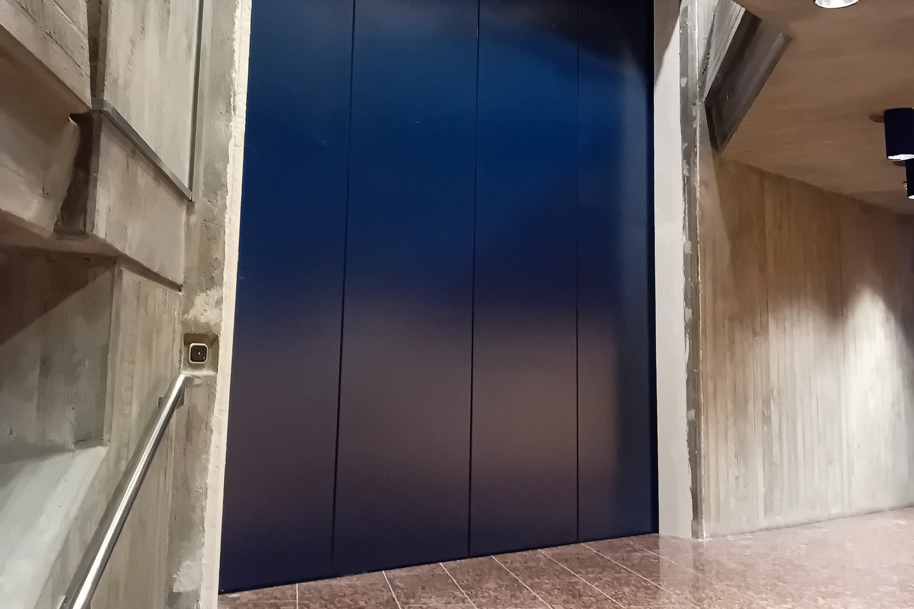 Die Installation das neue dunkelblaue Brandschutztores im Kulturhaus ist abgeschlossen. Jetzt stehen die Putz- und Malerarbeiten noch aus. 