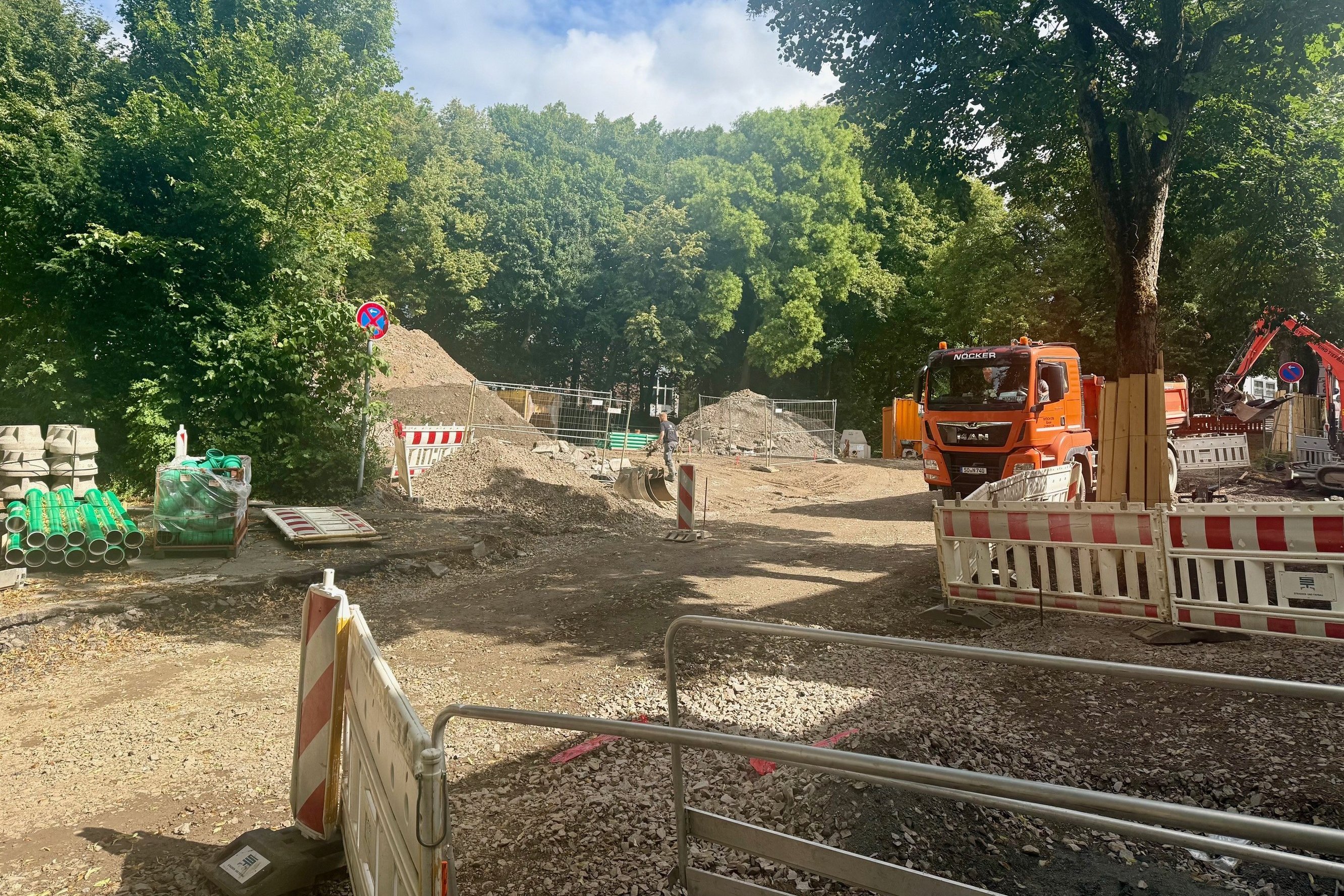 Auf einem Teil der Jahnstraße und dem angrenzenden Parkplatz finden umfassende Sanierungsmaßnahmen statt.umfassenden Sanierungsarbeiten 