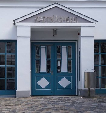 Die Tür der Stadtbücherei