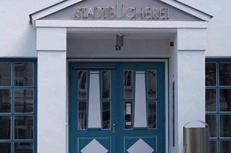 Die Tür der Stadtbücherei