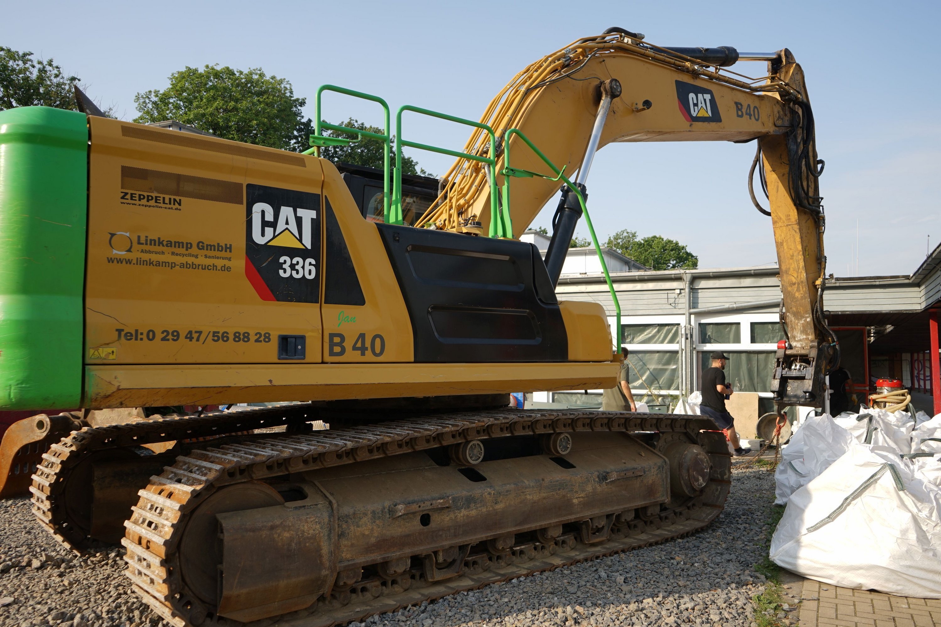 Der Abrissbagger steht vor dem Gebäude der Grundschule Lösenbach.