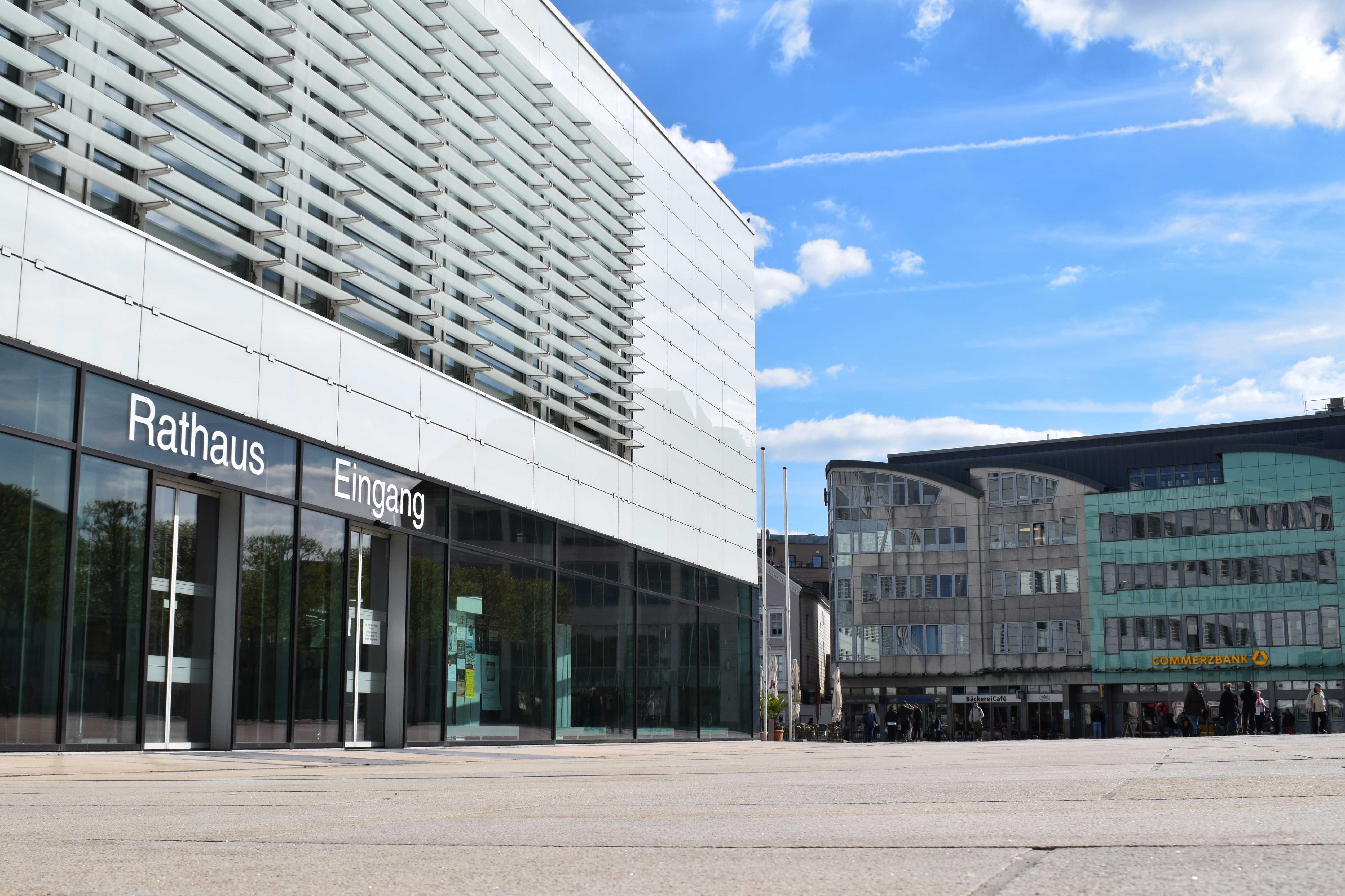 Rathauseingang unter blauem Himmel