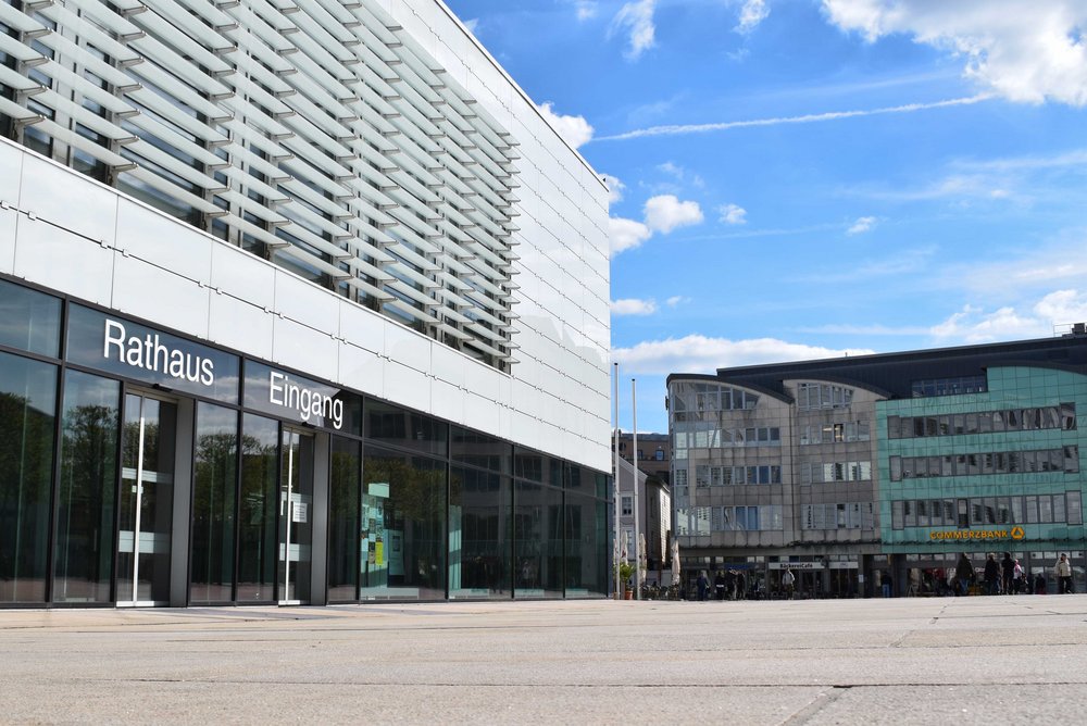 Rathauseingang unter blauem Himmel