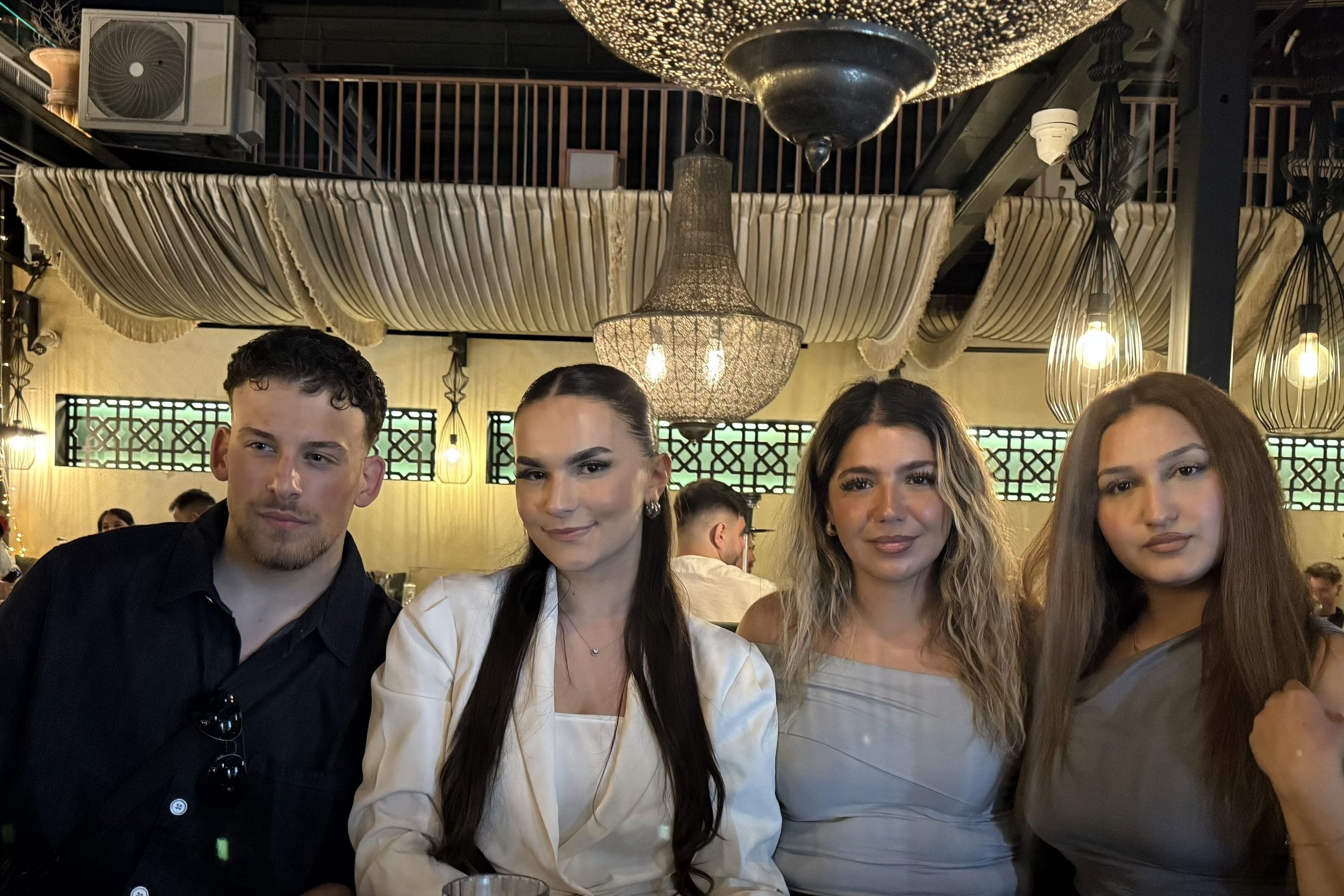 Gruppenfoto der vier Azubis in einem Lokal in Athen