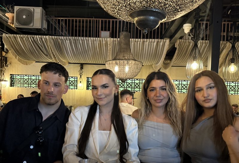 Gruppenfoto der vier Azubis in einem Lokal in Athen