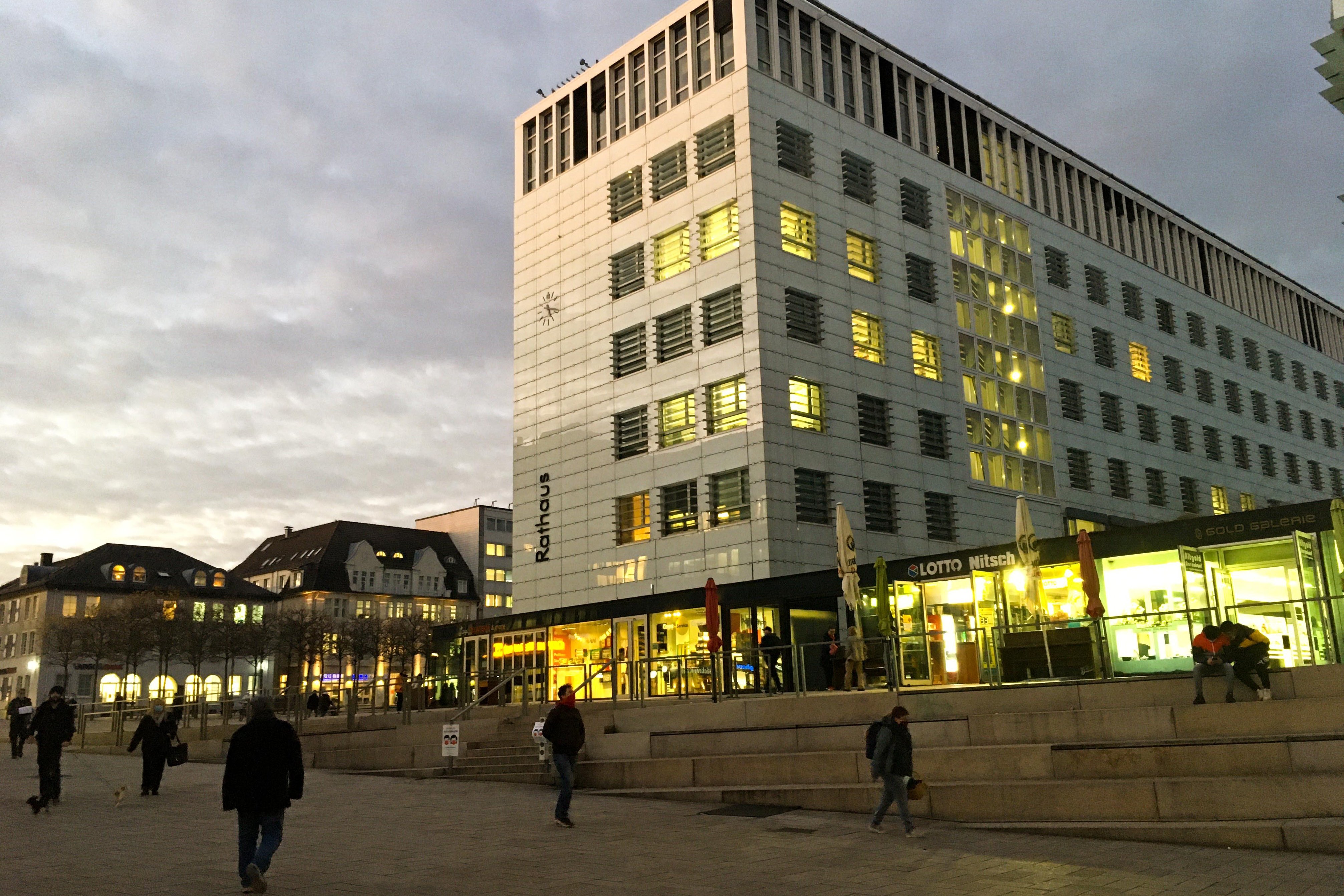 Rathaus beleuchtet in der Dämmerung