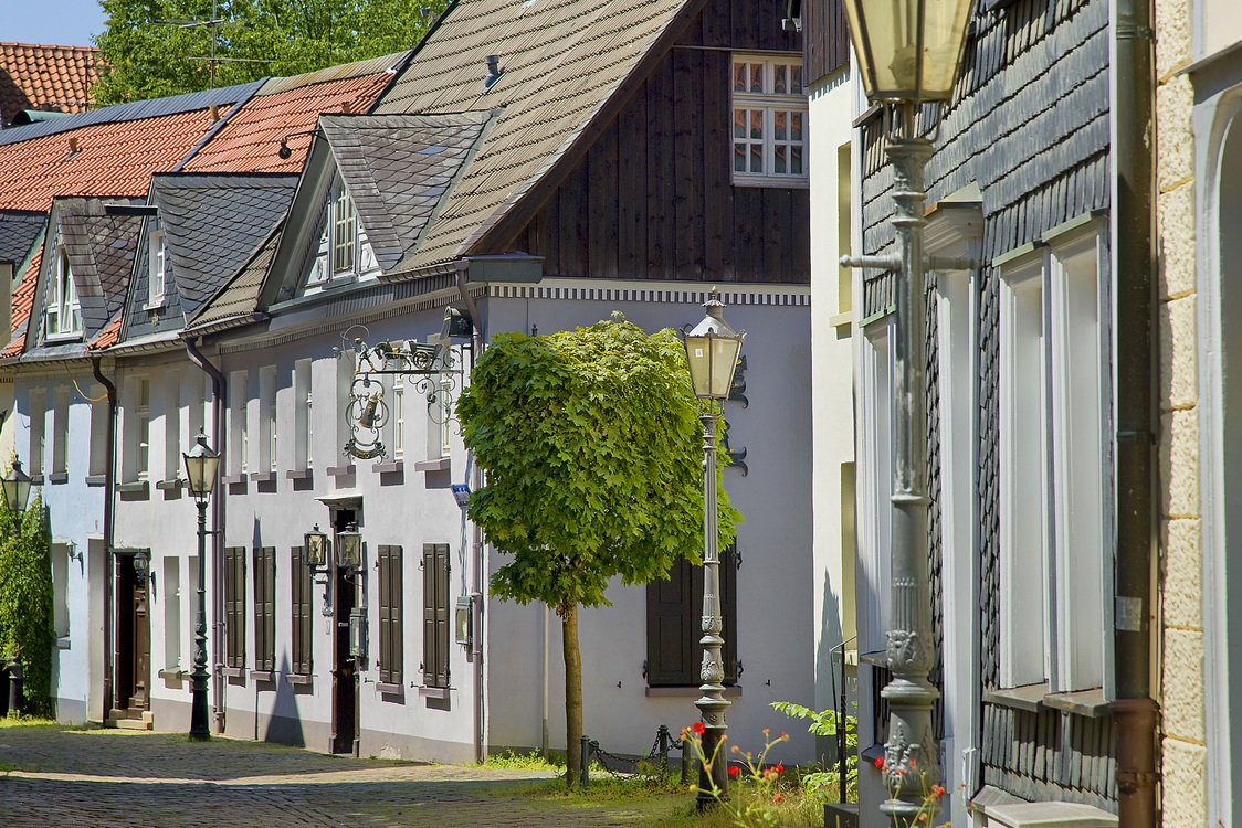 Blick in eine der Altstadt-Gassen bei Sonnenschein