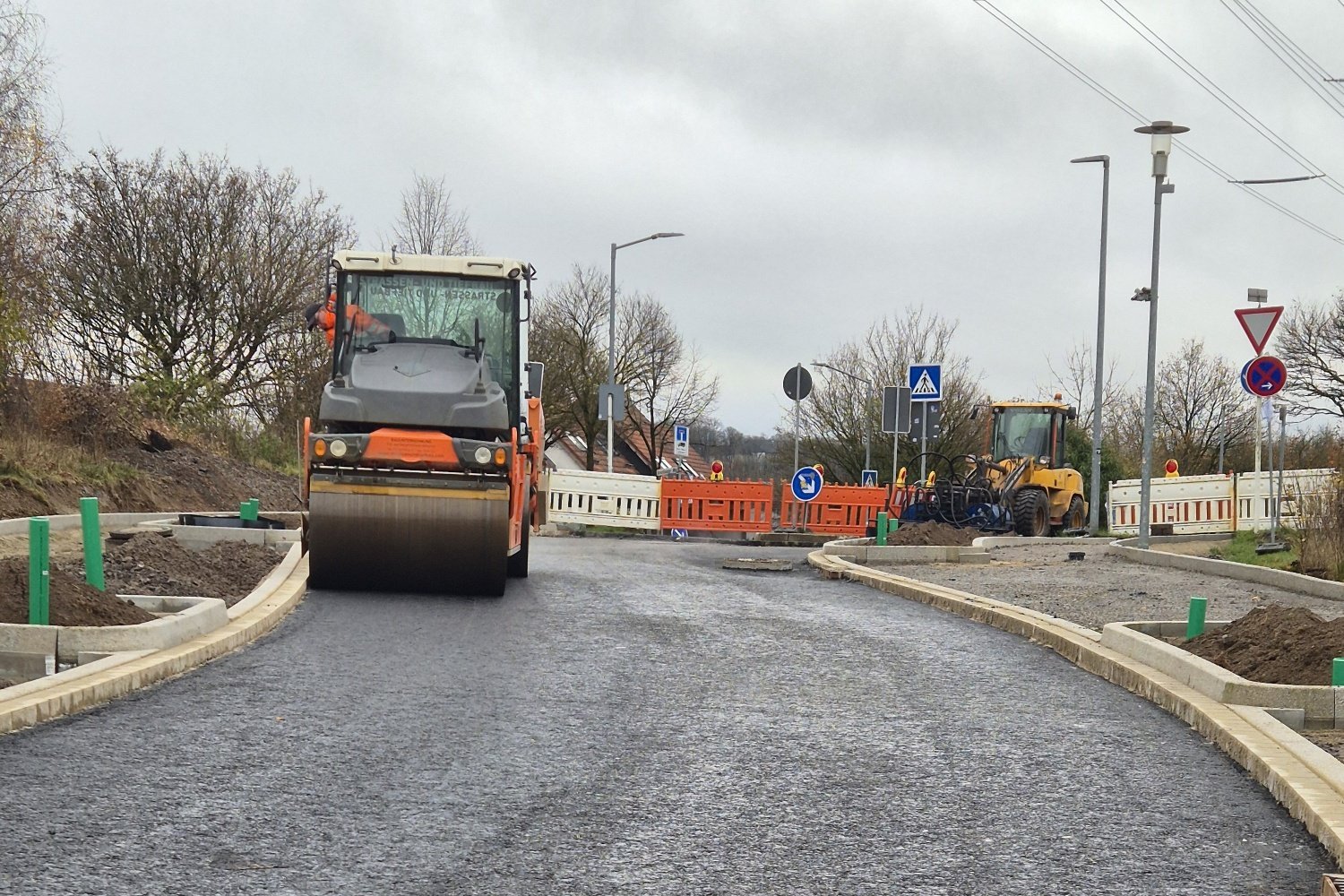 Asphaltierungsarbeiten auf der Fuelbecker Straße.