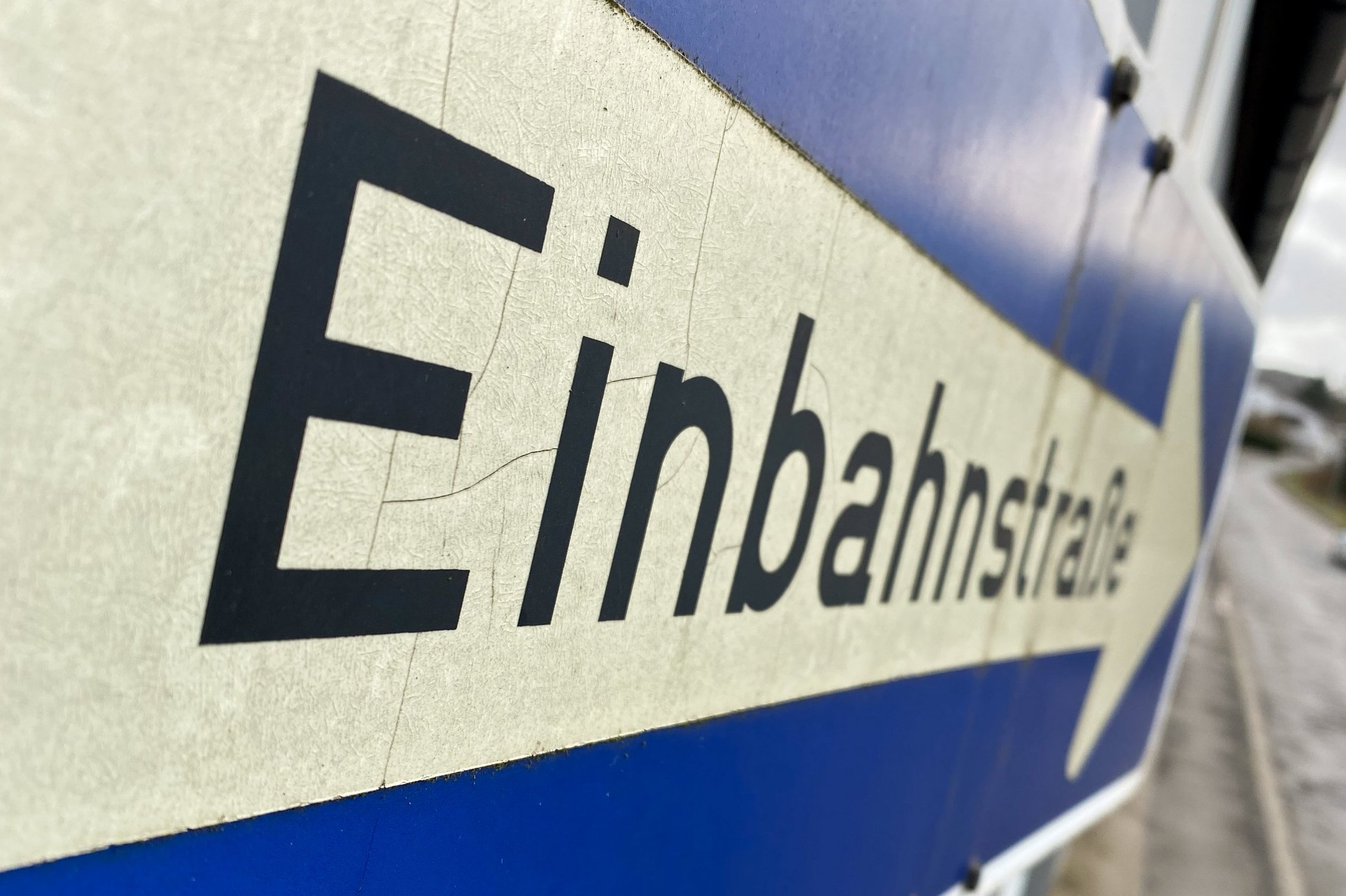 Einbahnstraßenschild.