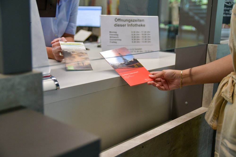 Stadtplan an der Infotheke im Rathaus