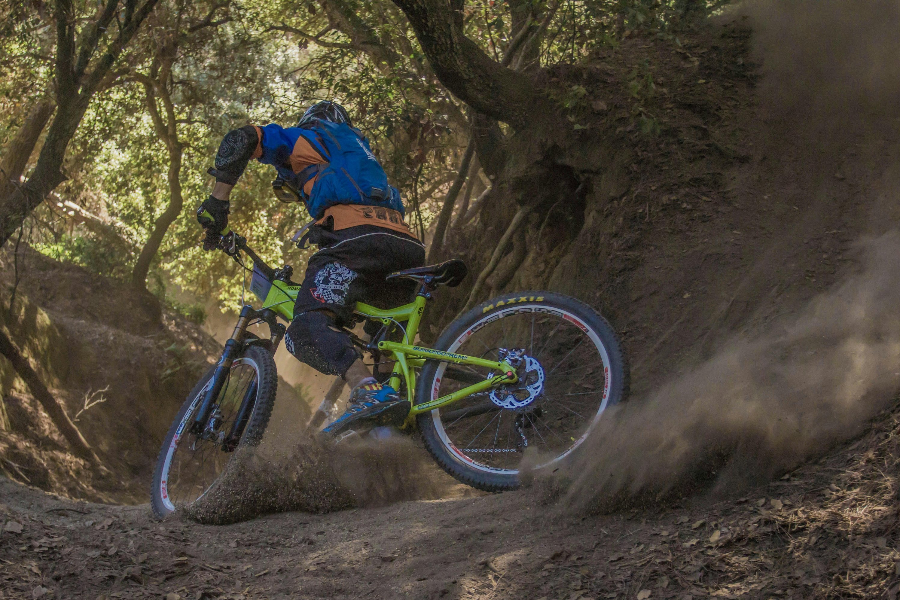 Ein Mountainbikefahrer im Wald