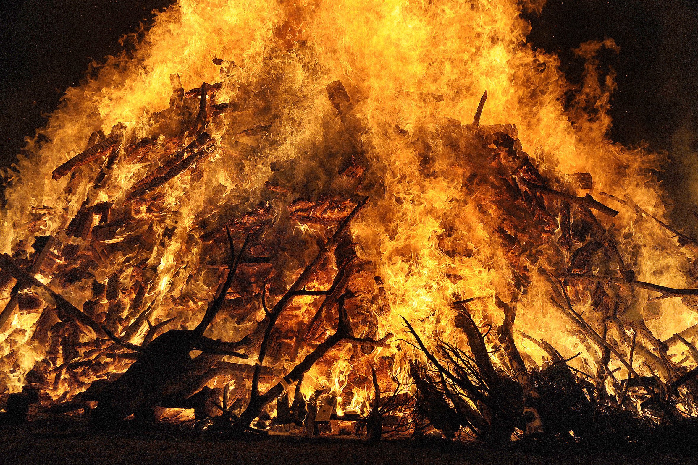 Ein großes Osterfeuer.