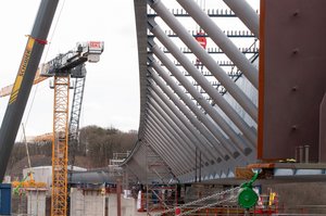 Ein Abschnitt der neuen Talbrücke Rahmede während der "Stahlhochzeit"