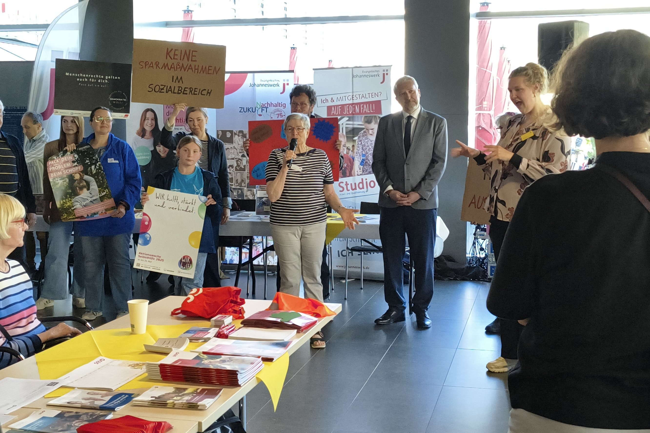 Aktionstag "Menschenrechte sind nicht verhandelbar" im Rathaus-Foyer
