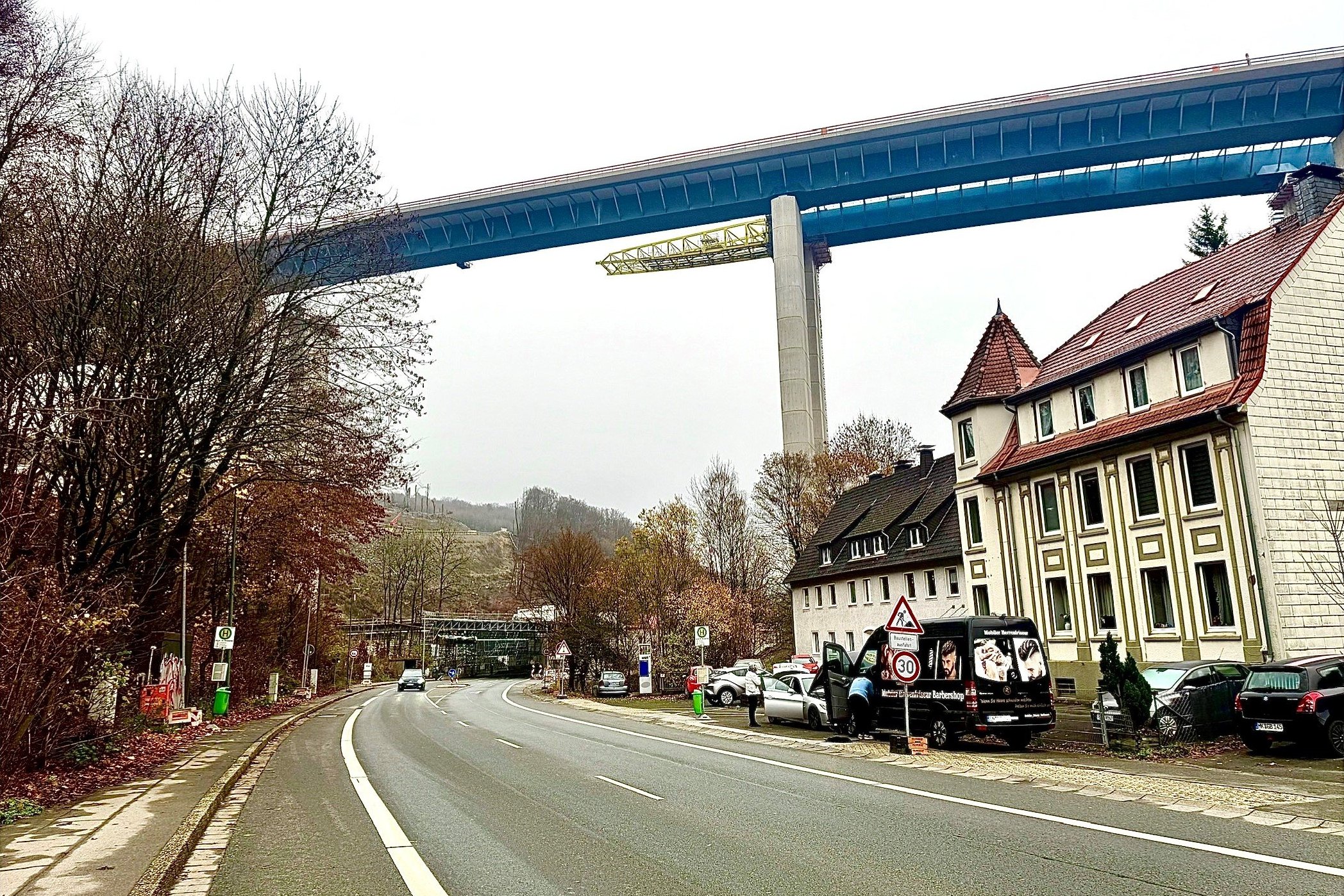 Die Talbrücke Rahmede von der Altenaer Straße aus gesehen.