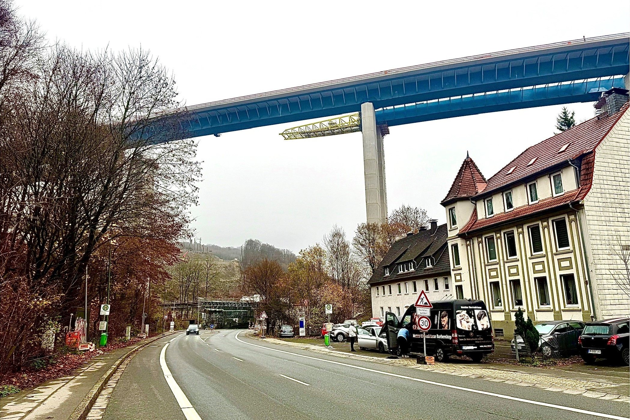 Die Talbrücke Rahmede von der Altenaer Straße aus gesehen.