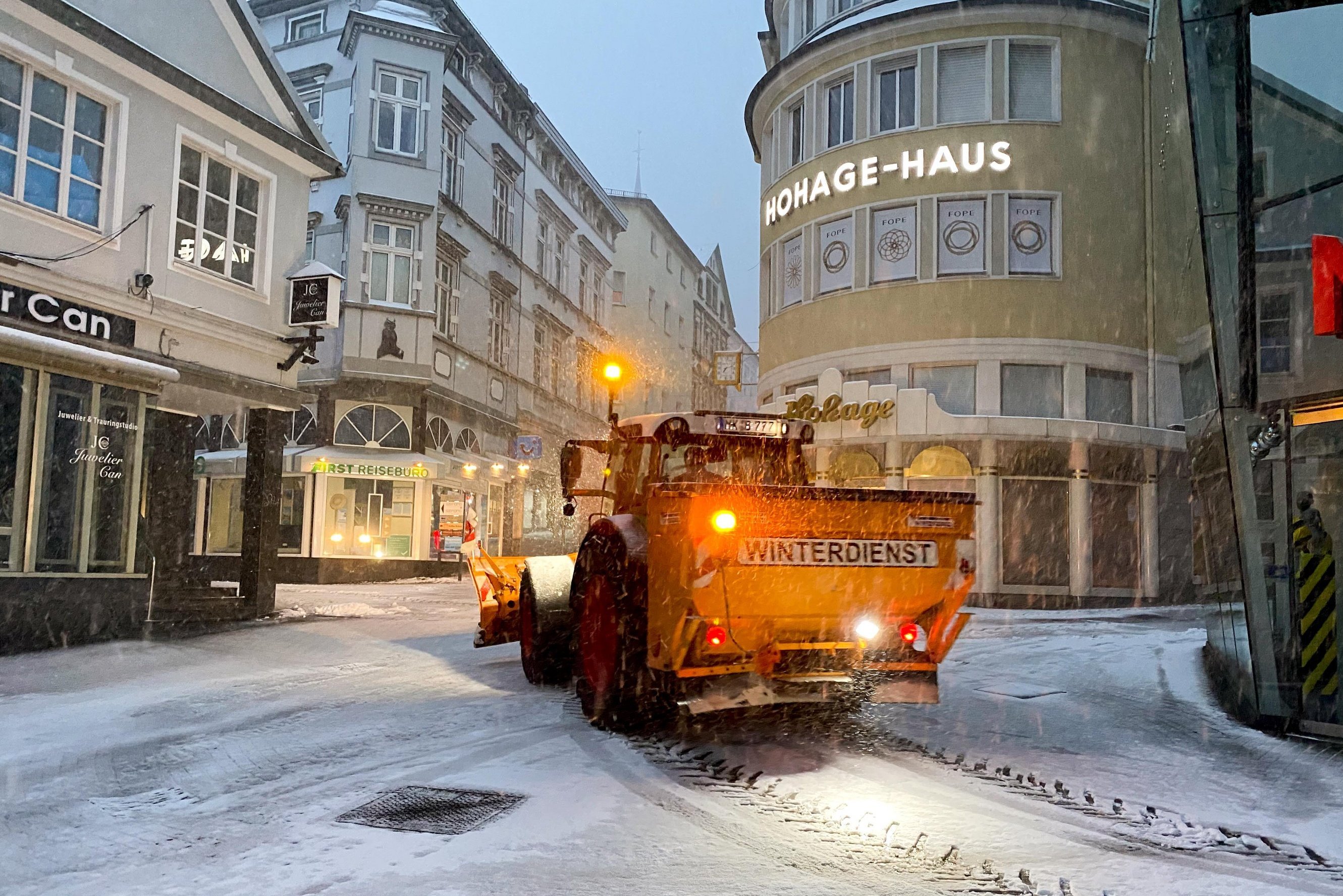 Ein Räumfahrzeug schiebt in der Lüdenscheider Innenstadt Schnee.