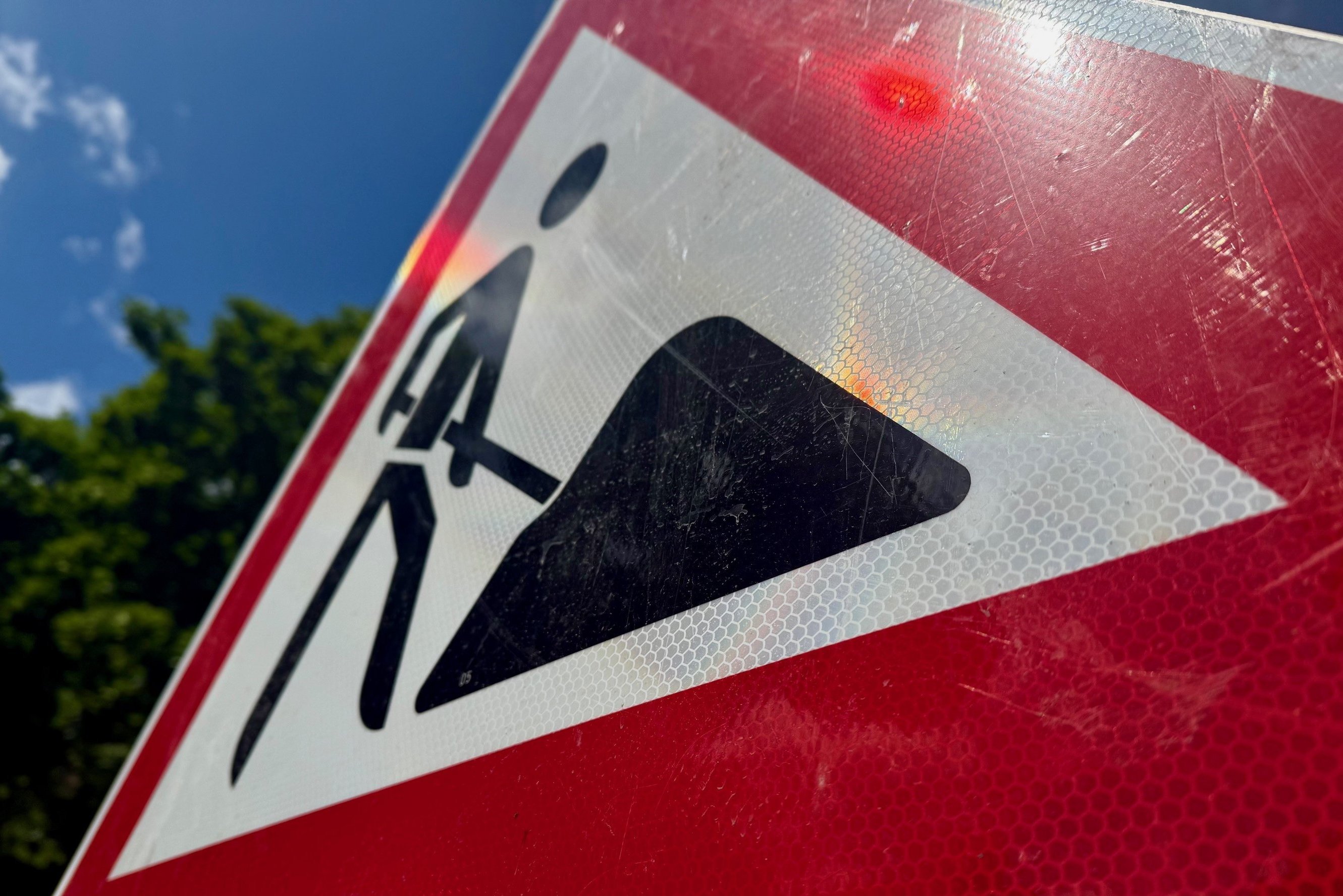 Ein Baustellenschild.