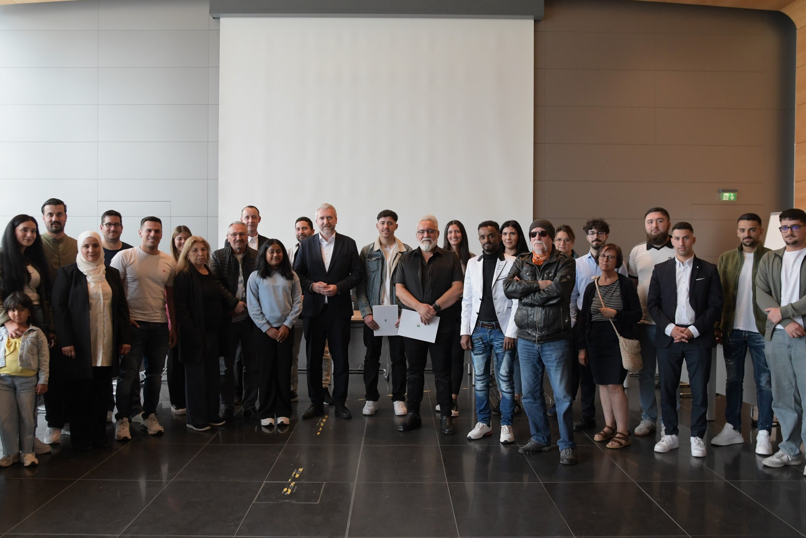 Bürgermeister Sebastian Wagemeyer überreichte 24 Menschen ihre Einbürgerungsurkunde.