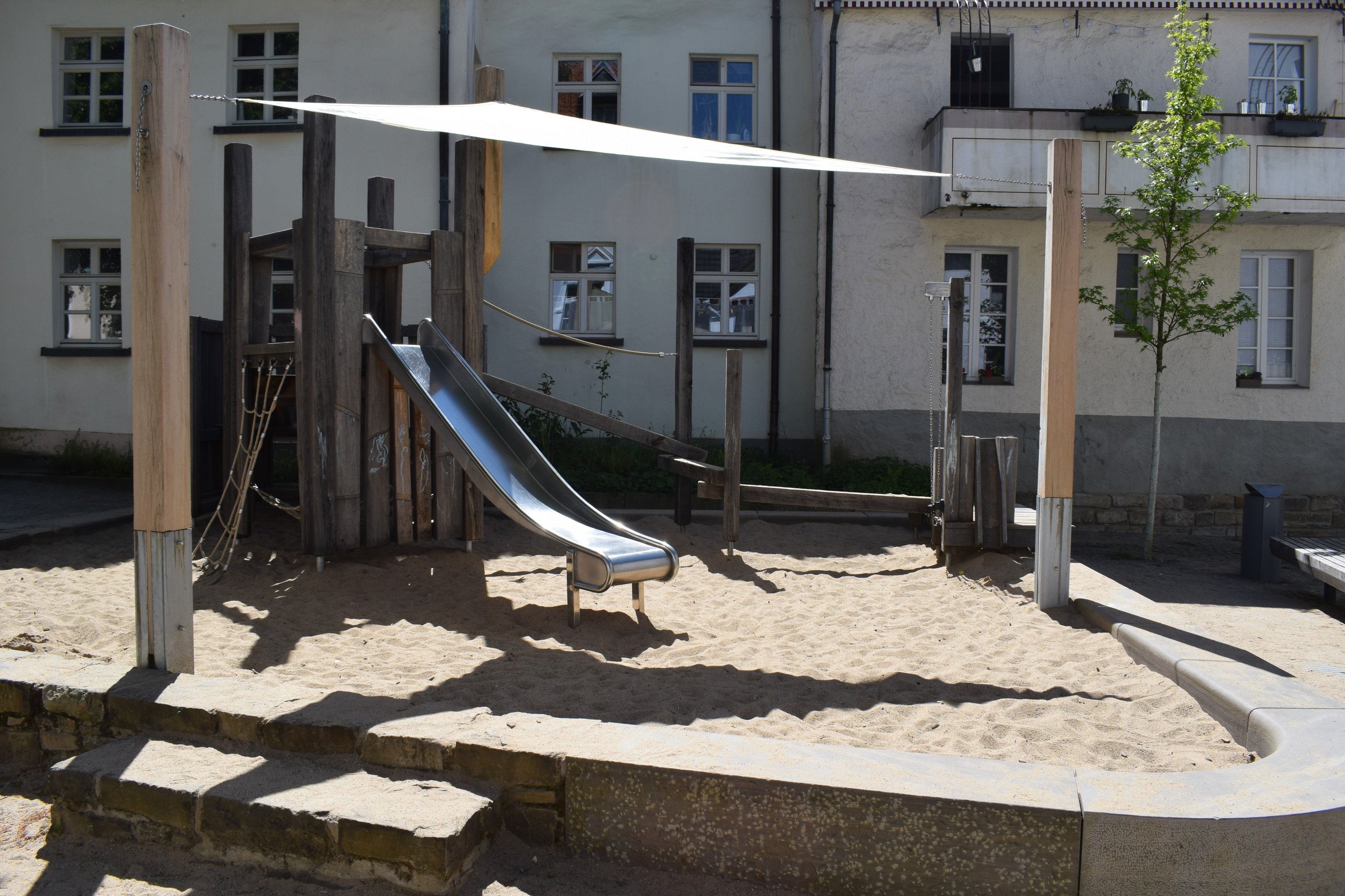 Ein Spielbereich auf dem Burgspielplatz mit dem neuen Sonnensegel