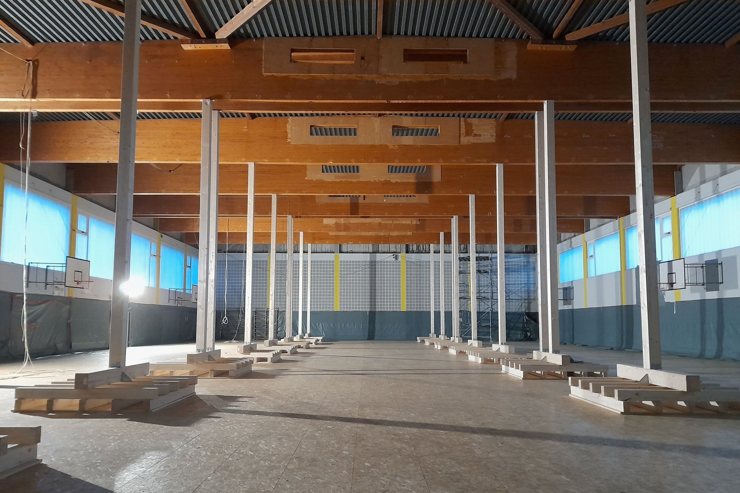 Die freigelegte Dachkonstruktion der Sporthalle des Zeppelin-Gymnasiums.