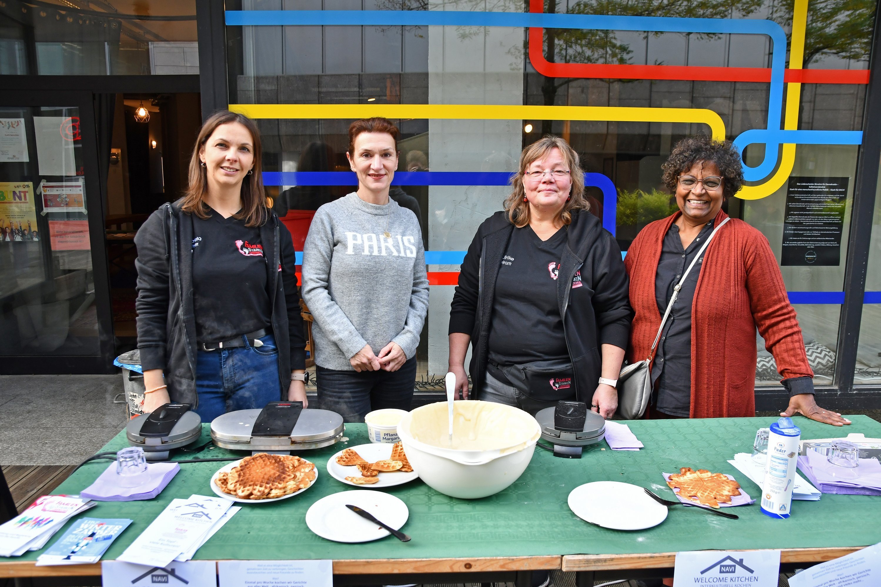 Die vier Organisatorinnen backen Waffeln vor dem Café Navi