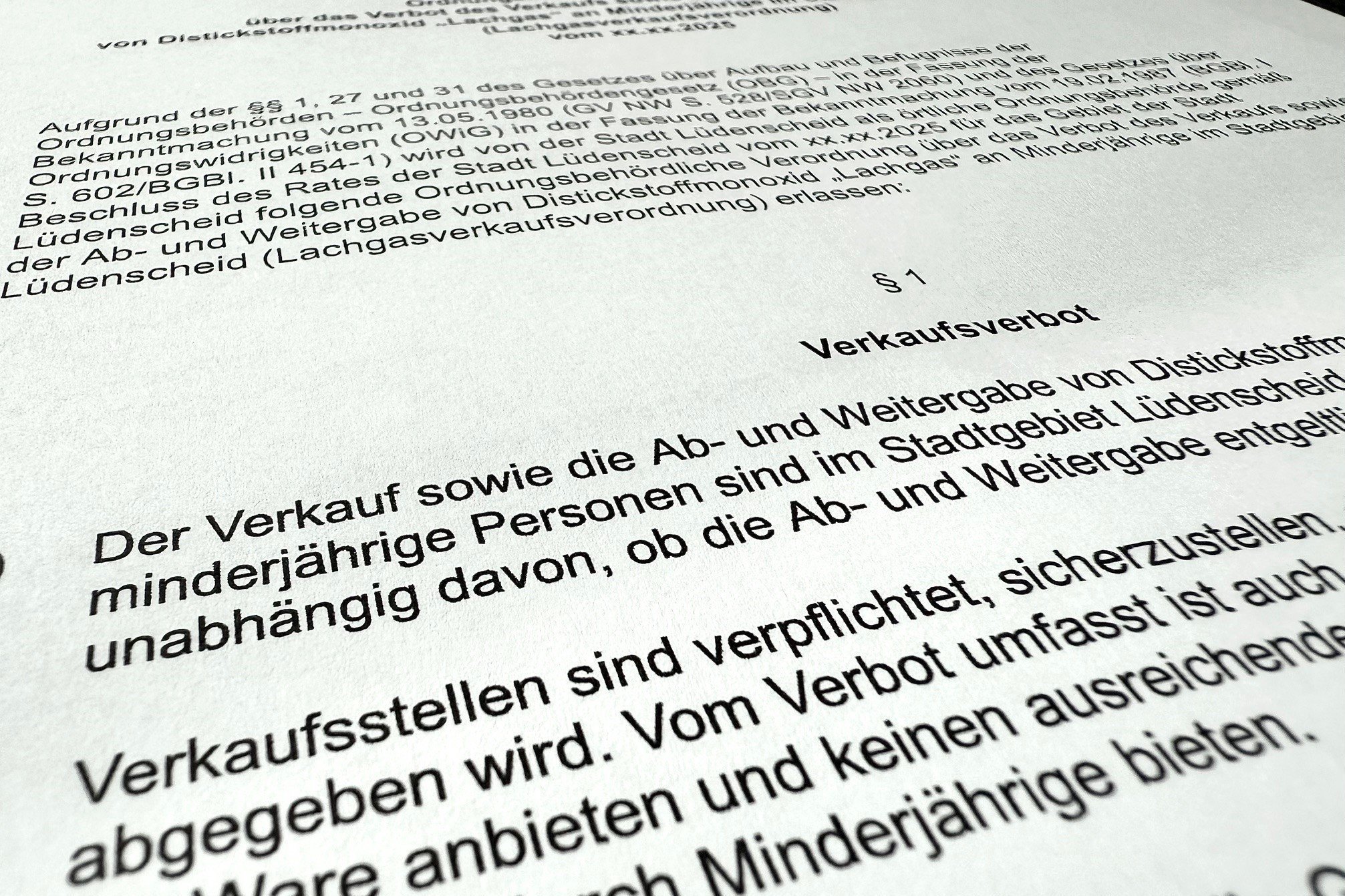 Großaufnahme des Textes einer Verordnung zum Verbot von Lachgas.