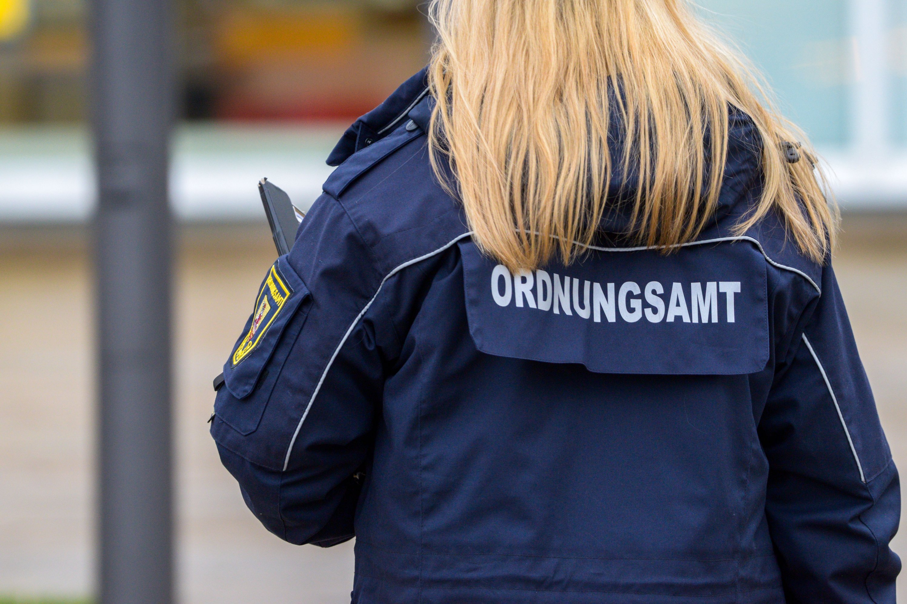 Eine Mitarbeiterin des Ordnungsamtes