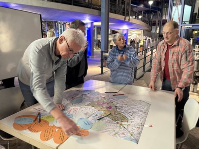 Vier Teilnehmende des Beteilungsworkshops diskutieren an einem Gruppentisch