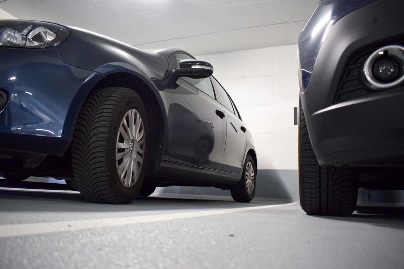Zwei parkende Autos in einem Parkhaus