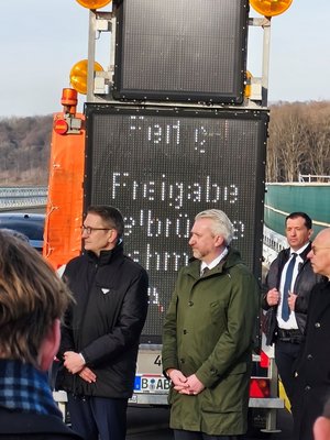 Bürgermeister Sebastian Wagemeyer auf der Talbrücke Rahmede.