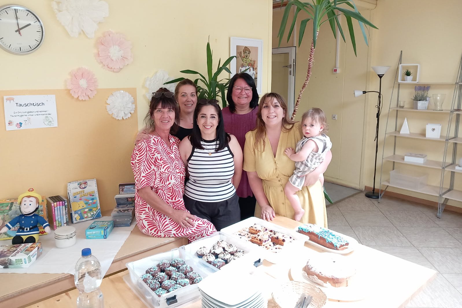 Die Friseurin und weitere Beteiligte der Aktion "Haare schneiden im effzett"