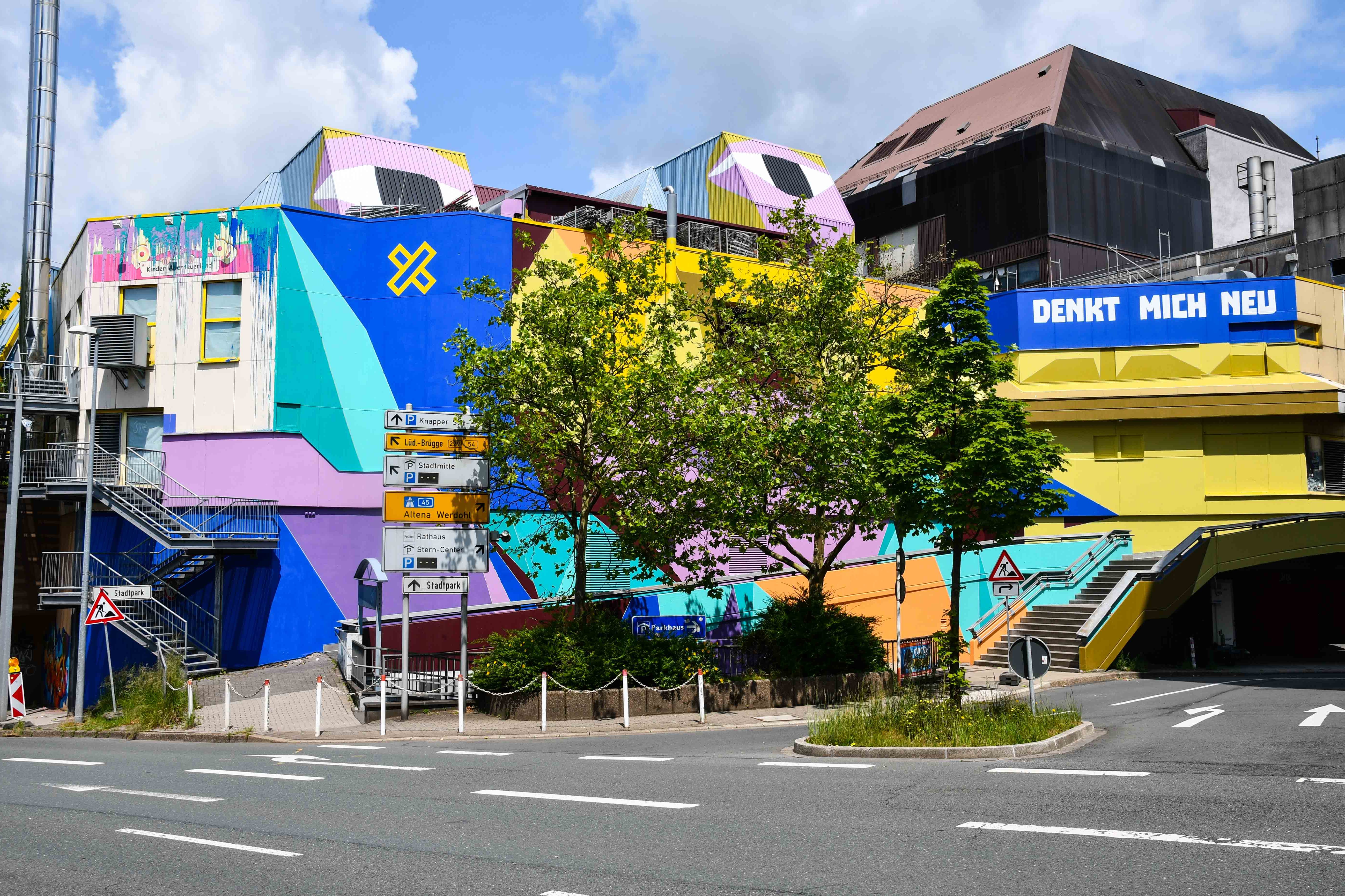 Im Juni erhielt die auf das Sauerfeld zeigende Fassade einen farbenfrohen Anstrich.