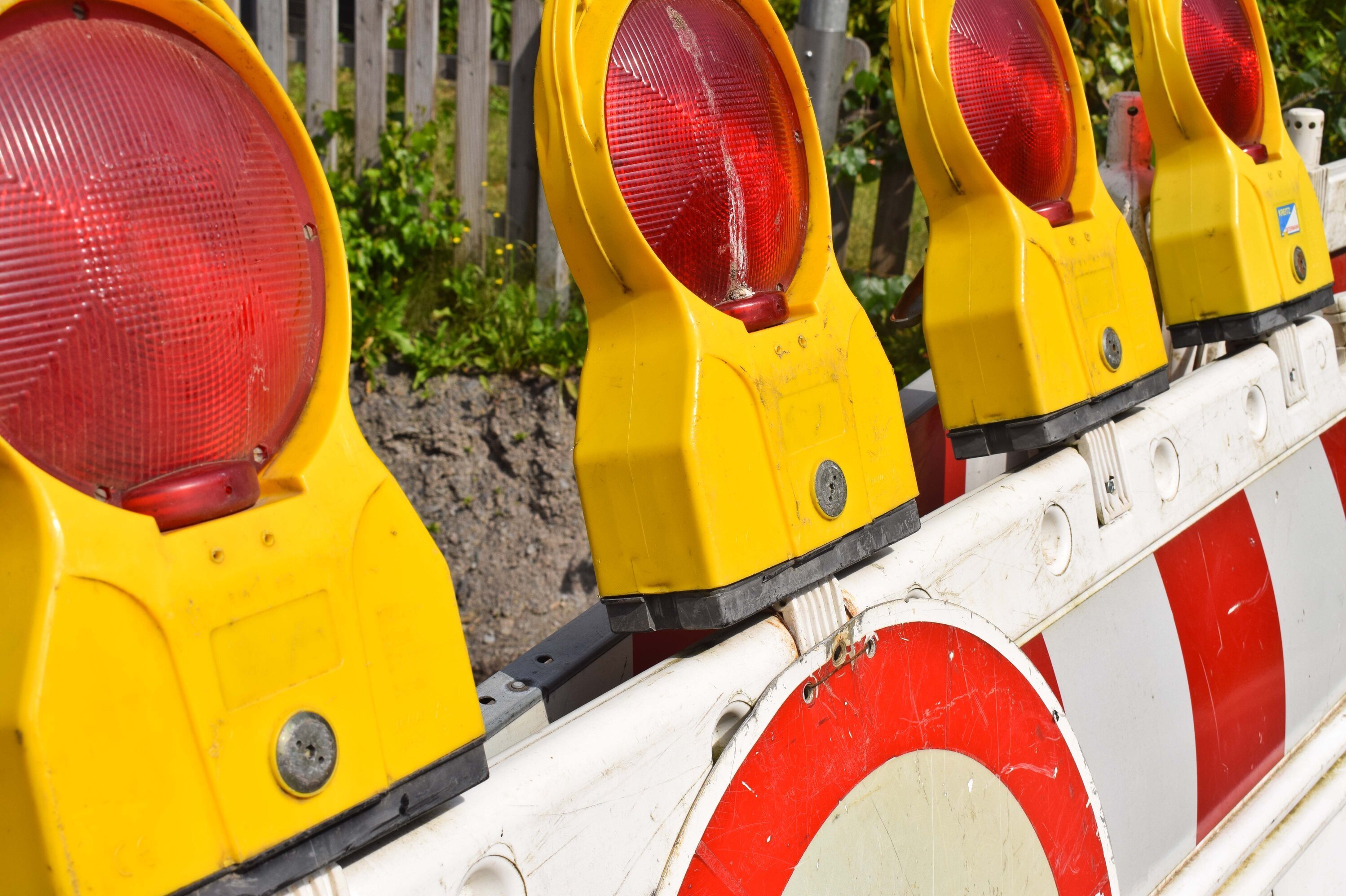 Absperrbake mit Durchfahrtsverbots-Schild am Straßenrand
