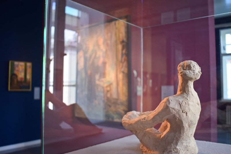 Museumsraum mit kleiner Skulptur in Vitrine
