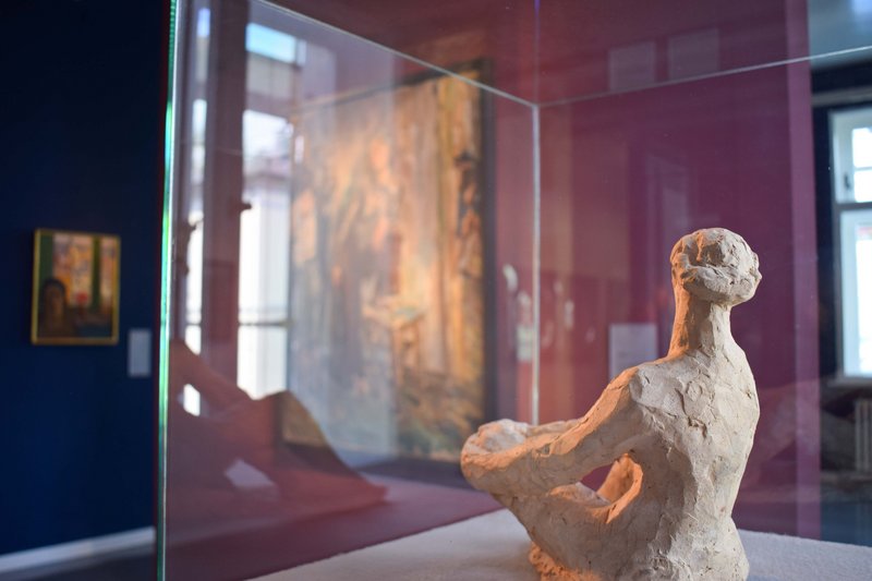 Museumsraum mit kleiner Skulptur in Vitrine