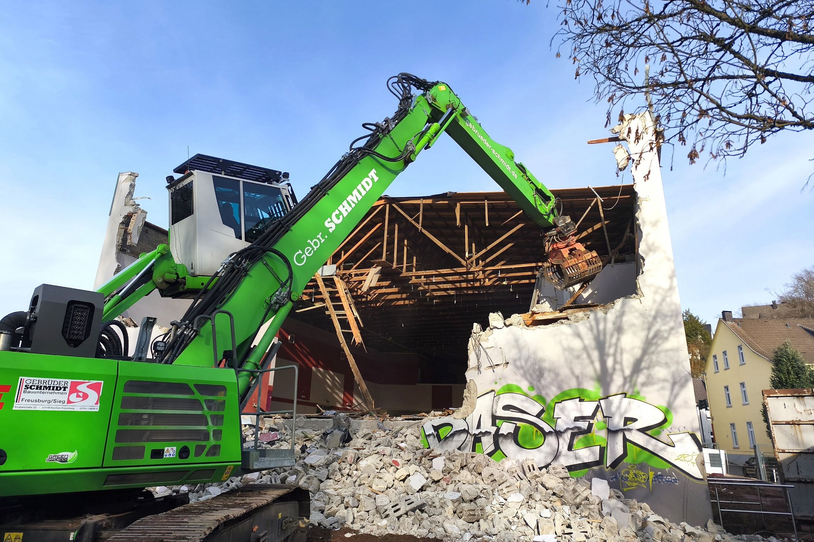 Ein Abrissbagger an der Vereinshalle Brügge