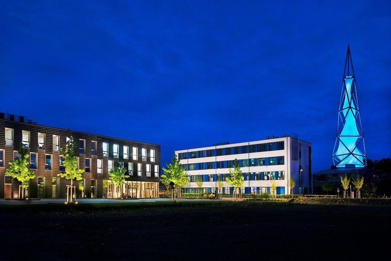 Der beleuchtete Phänomentaturm bei Nacht