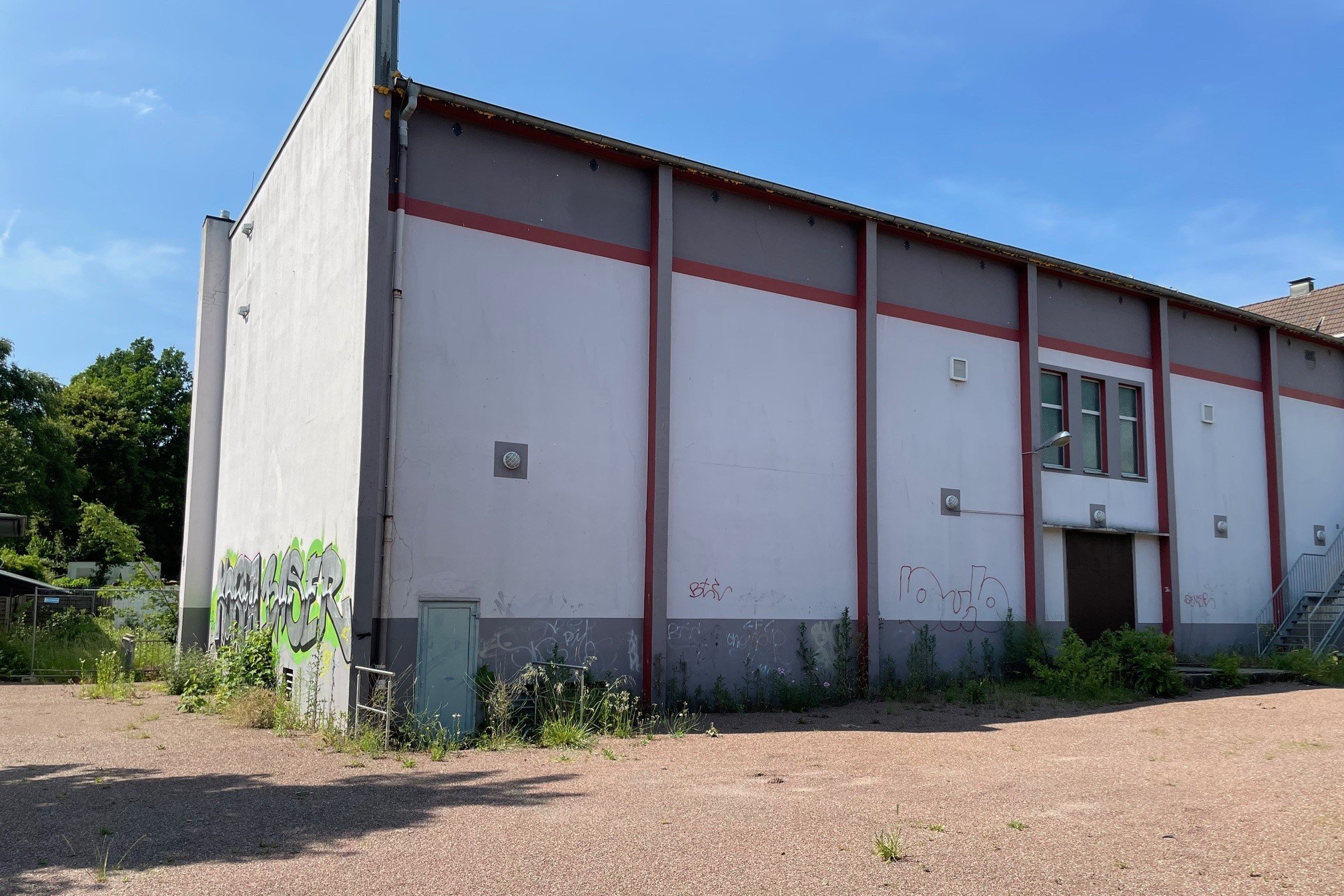 Ein Blick auf die hintere Fassade der maroden Brügger Vereinshalle.