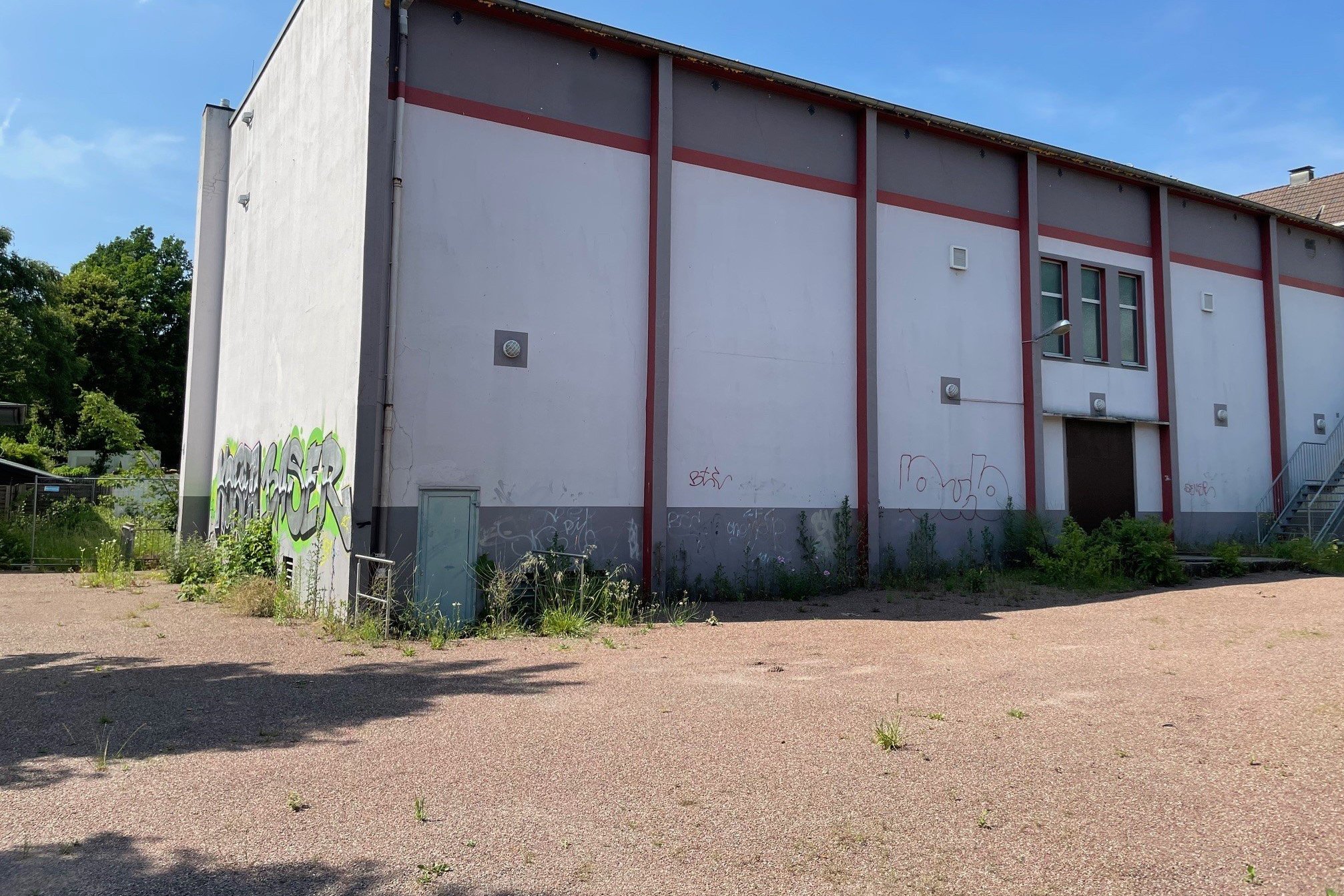 Ein Blick auf die hintere Fassade der maroden Brügger Vereinshalle.