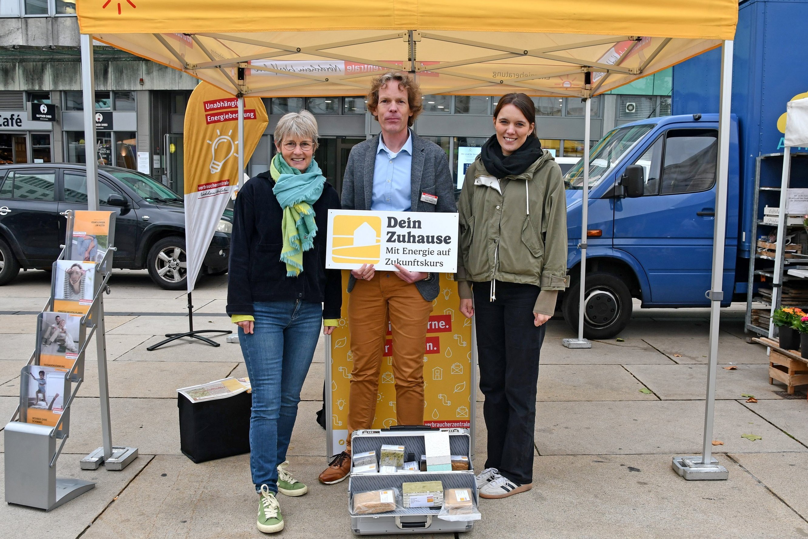 Vertreter der Verbraucherzentrale und der Stadt Lüdenscheid an einem Aktionsstand auf dem Wochenmarkt
