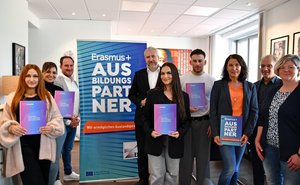 Die Auszubildenden mit ihren Zertifikaten im Bürgermeisterbüro